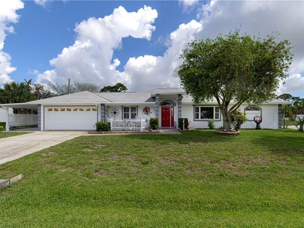 572 Citrus Avenue, Sebastian, FL 32958