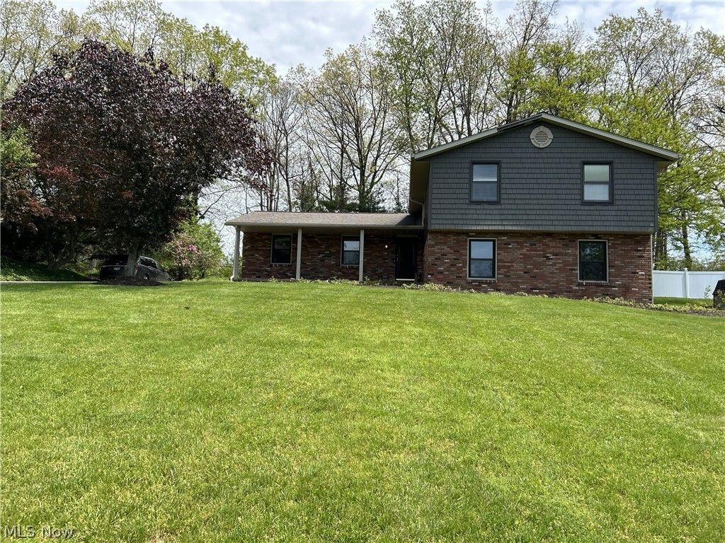 11210 Billingham Avenue Nw, Uniontown, OH 44685 Main Photo