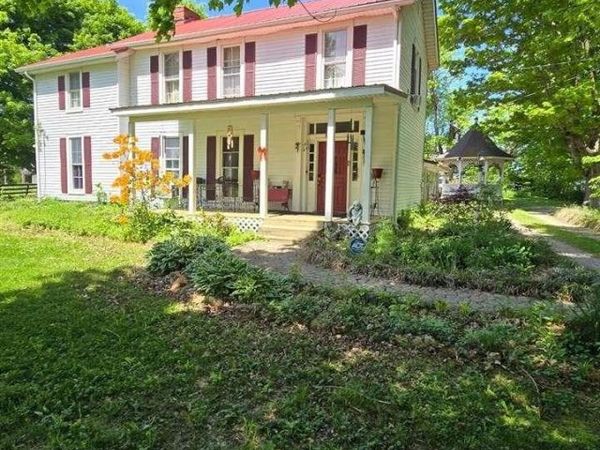 218 Mammoth Cave Street , Cave City, KY 42127