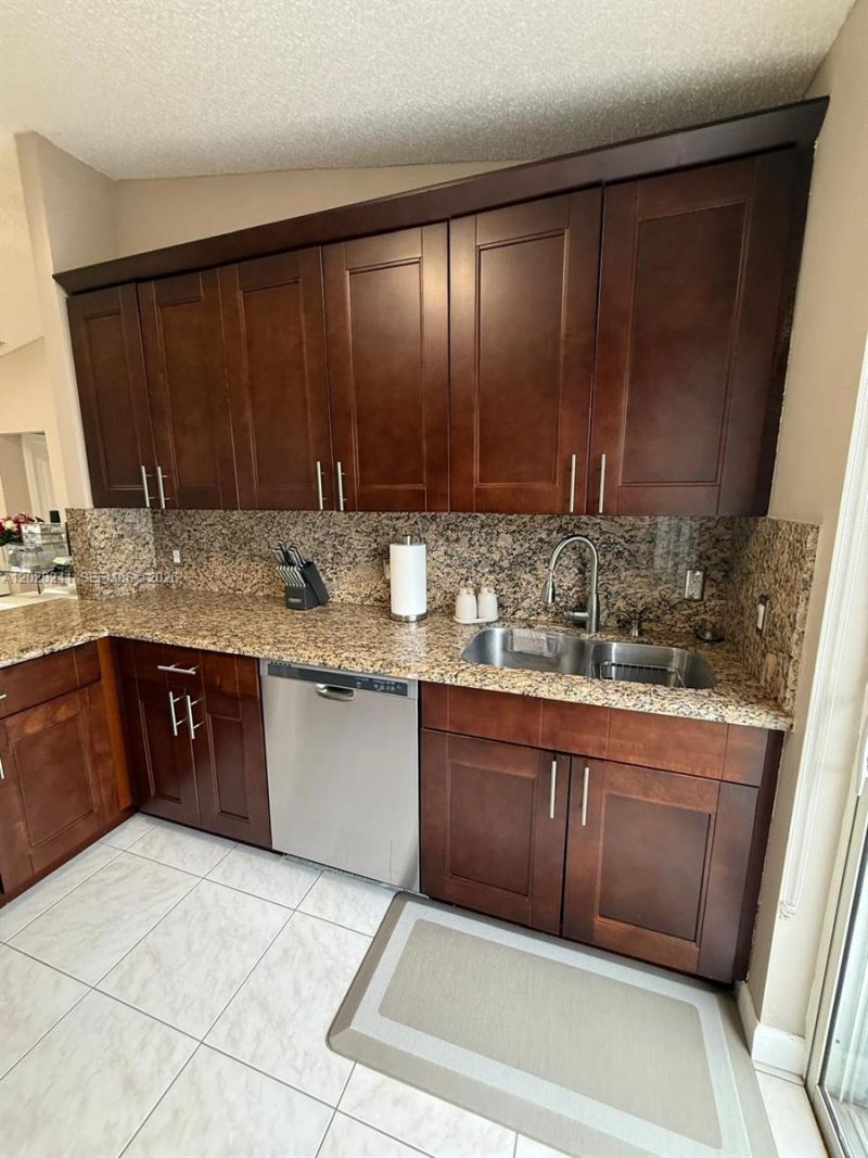 6950 NW 173rd Dr, Unit 2202, Hialeah, FL 33015 Photo