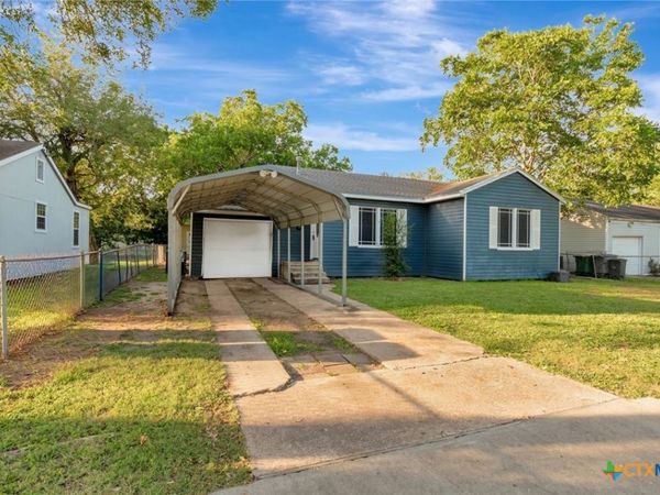 2402 E Brazos Street , Victoria, TX 77901