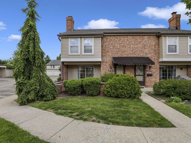 1681 Saint James Court, Unit 25-81, Columbus, OH 43220 Photo 1