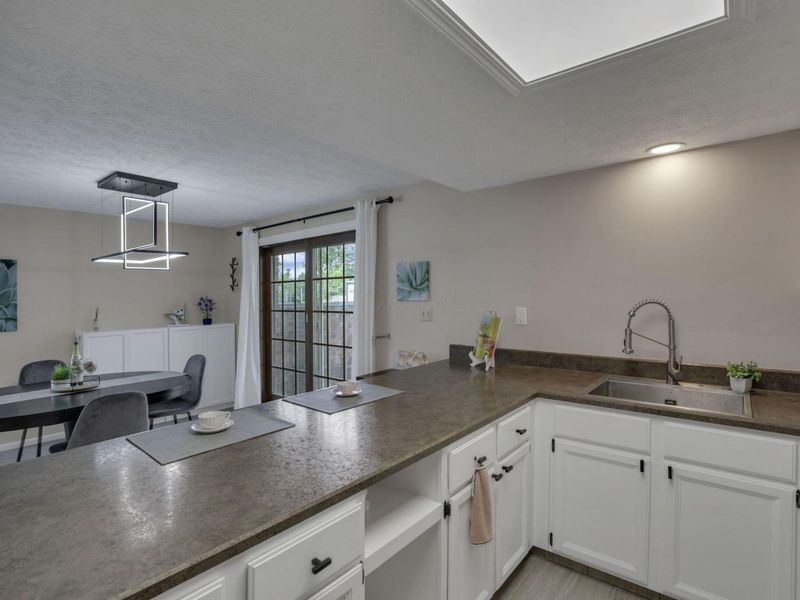 1681 Saint James Court, Unit 25-81, Columbus, OH 43220 Photo 14