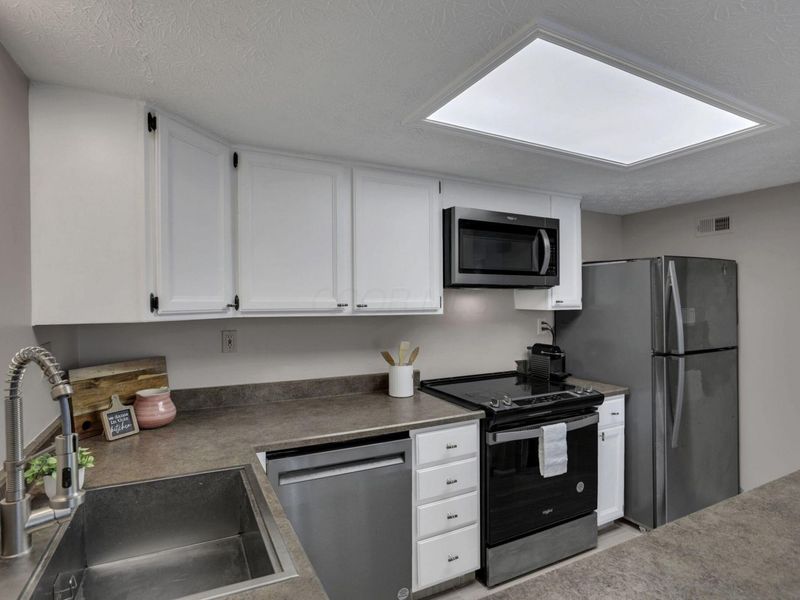 1681 Saint James Court, Unit 25-81, Columbus, OH 43220 Photo 16