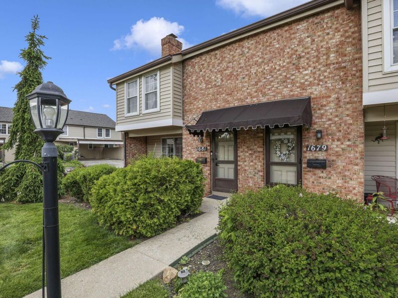 1681 Saint James Court, Unit 25-81, Columbus, OH 43220 Photo 2