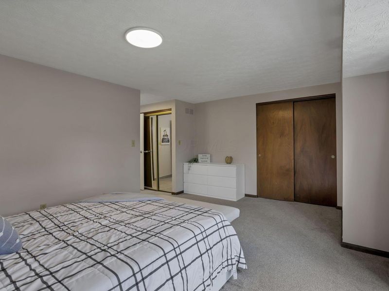 1681 Saint James Court, Unit 25-81, Columbus, OH 43220 Photo 23