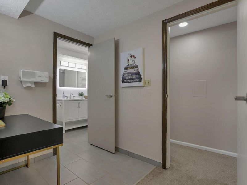 1681 Saint James Court, Unit 25-81, Columbus, OH 43220 Photo 26