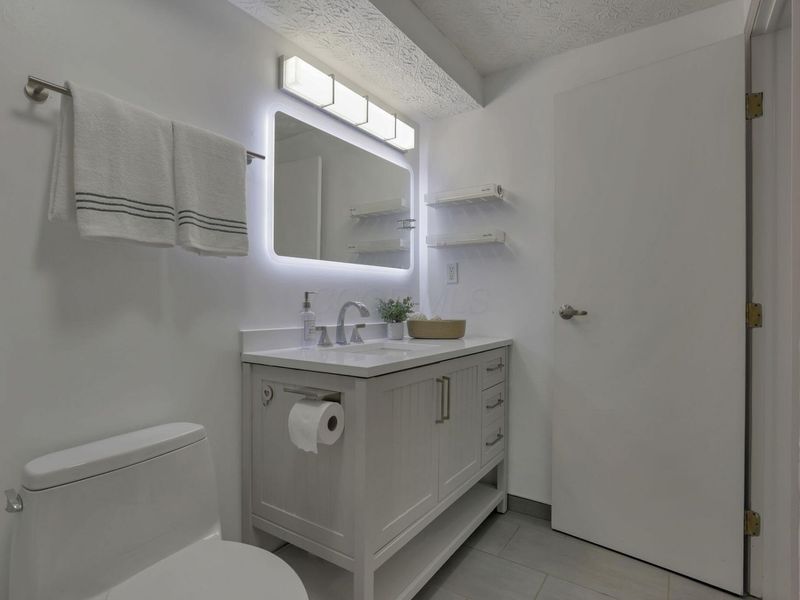 1681 Saint James Court, Unit 25-81, Columbus, OH 43220 Photo 29
