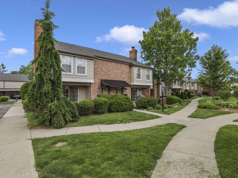 1681 Saint James Court, Unit 25-81, Columbus, OH 43220 Photo 3