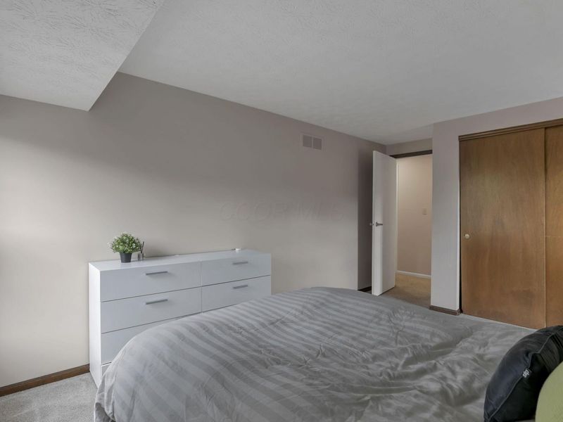 1681 Saint James Court, Unit 25-81, Columbus, OH 43220 Photo 31