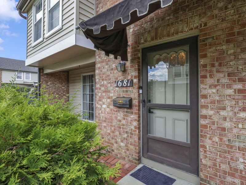 1681 Saint James Court, Unit 25-81, Columbus, OH 43220 Photo 4