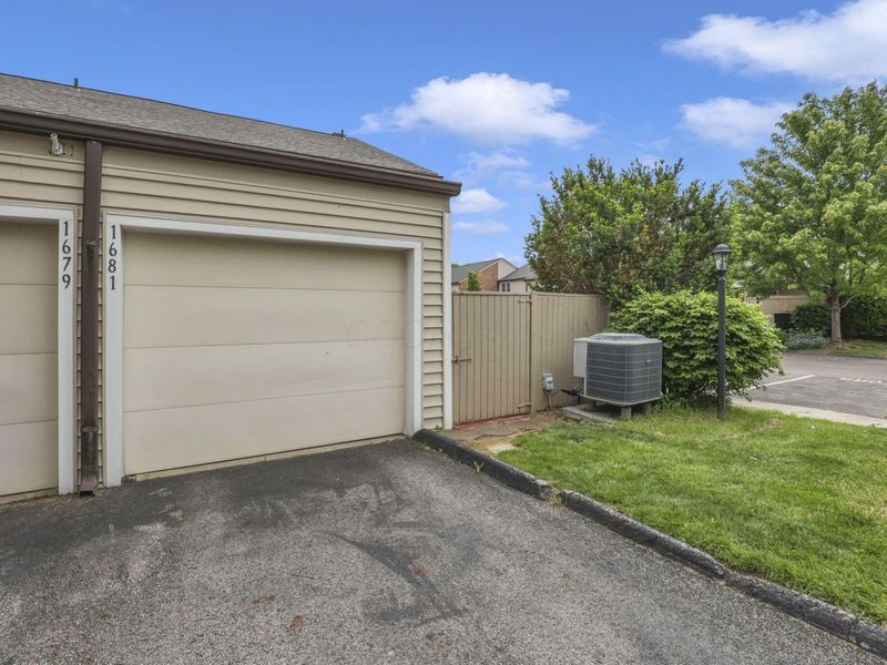 1681 Saint James Court, Unit 25-81, Columbus, OH 43220 Photo 49