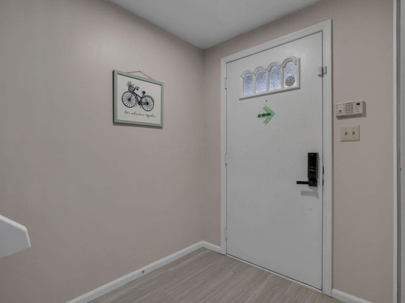 1681 Saint James Court, Unit 25-81, Columbus, OH 43220 Photo 5