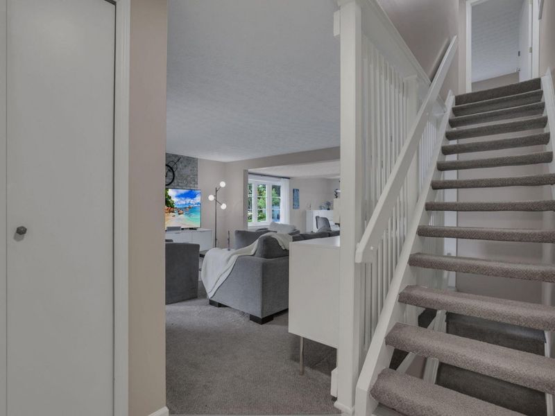1681 Saint James Court, Unit 25-81, Columbus, OH 43220 Photo 6