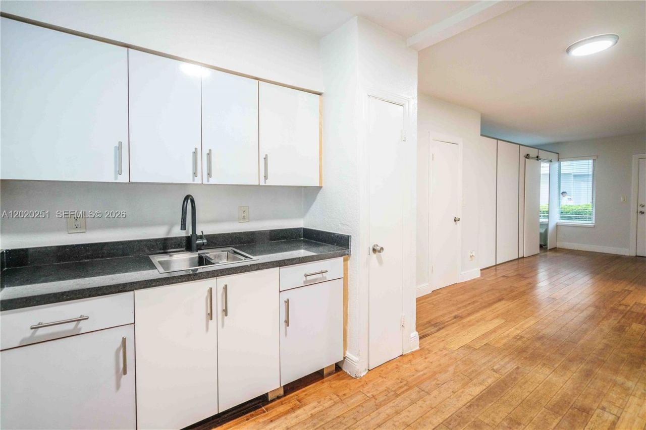 7325 Carlyle Ave , Unit 8, Miami Beach, FL 33141 Photo