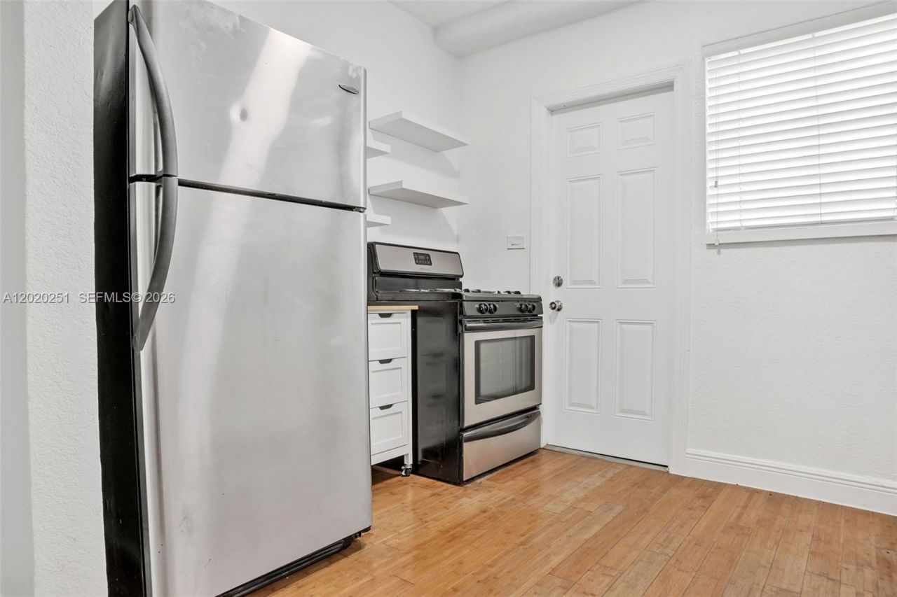 7325 Carlyle Ave , Unit 8, Miami Beach, FL 33141 Photo