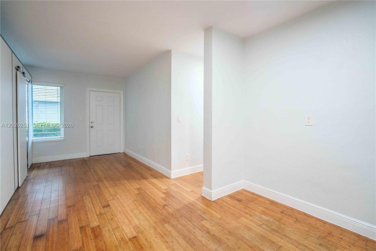 7325 Carlyle Ave , Unit 8, Miami Beach, FL 33141 Photo