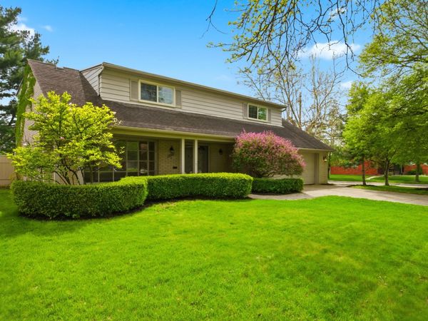 653 Perrien Place, Grosse Pointe Woods, MI 48236