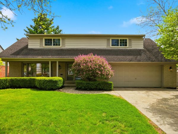 653 Perrien Place, Grosse Pointe Woods, MI 48236