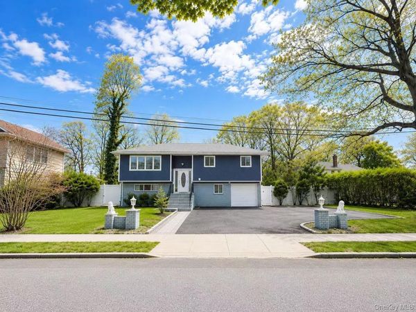 18 Park Drive East , Syosset, NY 11791