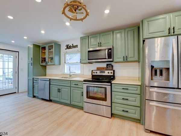 50 Chestnut St, Edison, NJ 08817