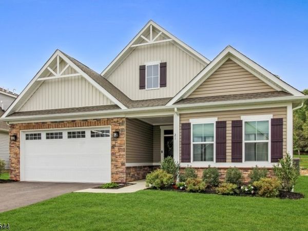 21 Harris Hawk Rd, Washington, NJ 07882