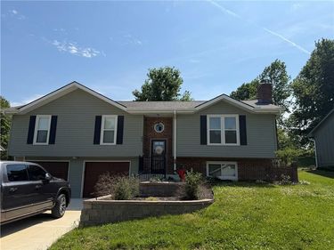 807 E Summit Street, Smithville, MO 64089