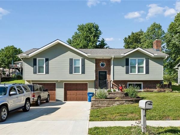 807 E Summit Street, Smithville, MO 64089