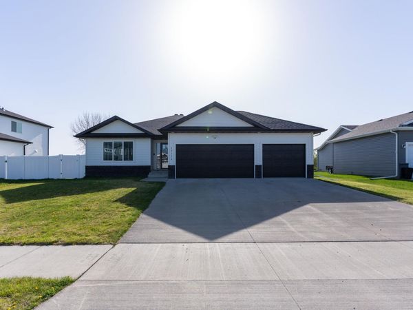 10174 Burgundy Drive , Horace, ND 58047