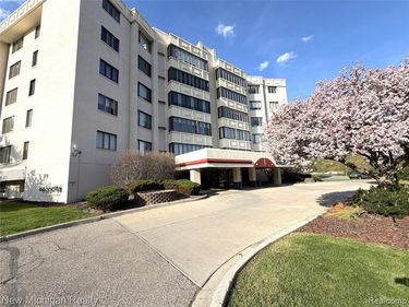 43000 12 Oaks Crescent Drive, Novi, MI 48377