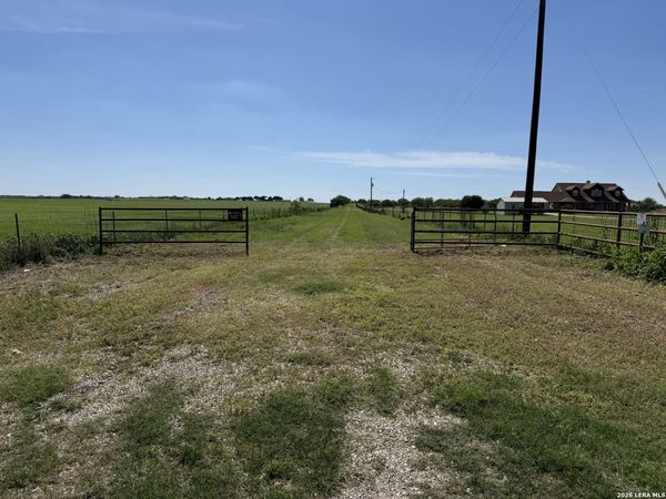 16293 Fm 472, Bigfoot, TX 78016