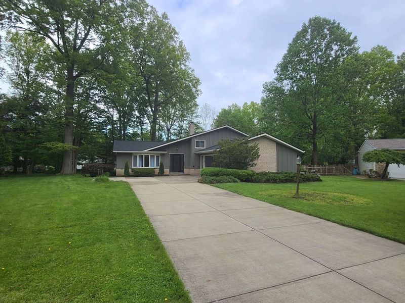 27384 Linwood Circle, North Olmsted, OH 44070 Photo 2
