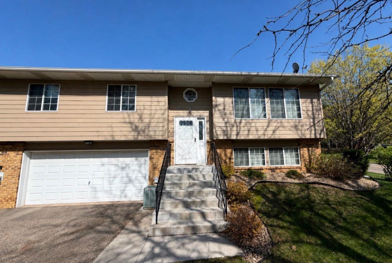 2301 Mailand Road E, Maplewood, MN 55119