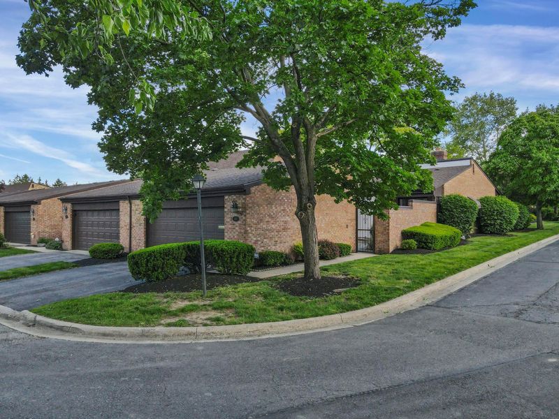 1727 Arlingate Drive N, Columbus, OH 43220 Photo 1