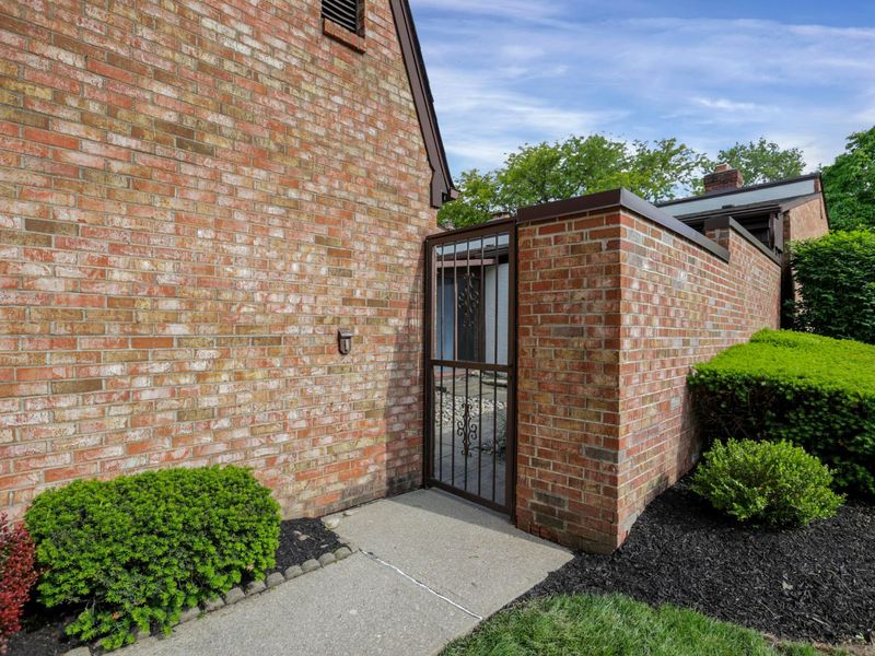 1727 Arlingate Drive N, Columbus, OH 43220 Photo 2