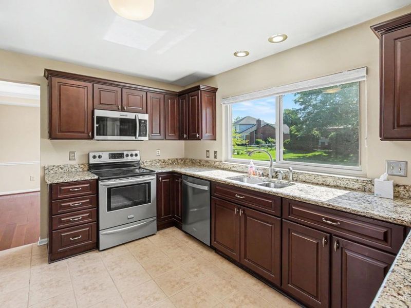 611 Shadowlawn Lane, Miami Twp, OH 45140 Photo 8