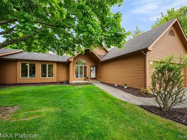 222 Glenwood Avenue, Fenton, MI 48430