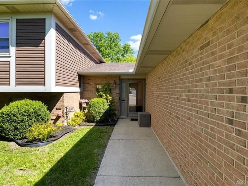 707 Clear Brooke Court, Vandalia, OH 45377 Photo 4