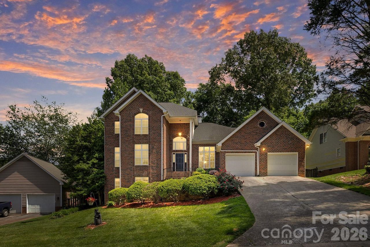 9111 Brocklehurst Lane, Charlotte, NC 28215 Main Photo