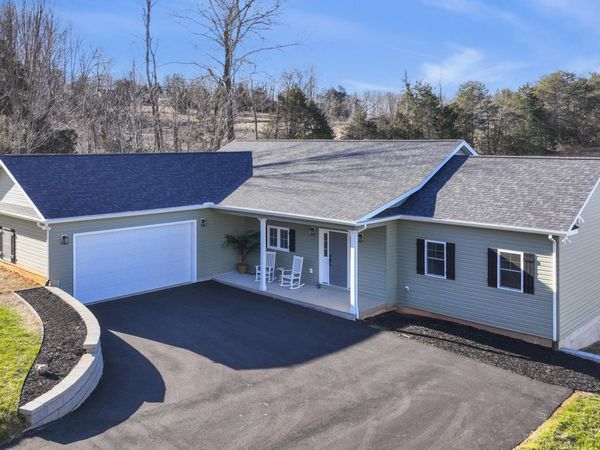 81 Belvior CIR , Moneta, VA 24121