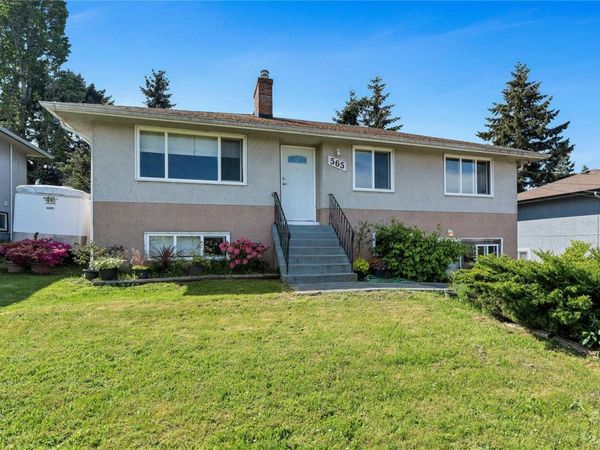 565 Baker St , Saanich, BC V8Z 2H6