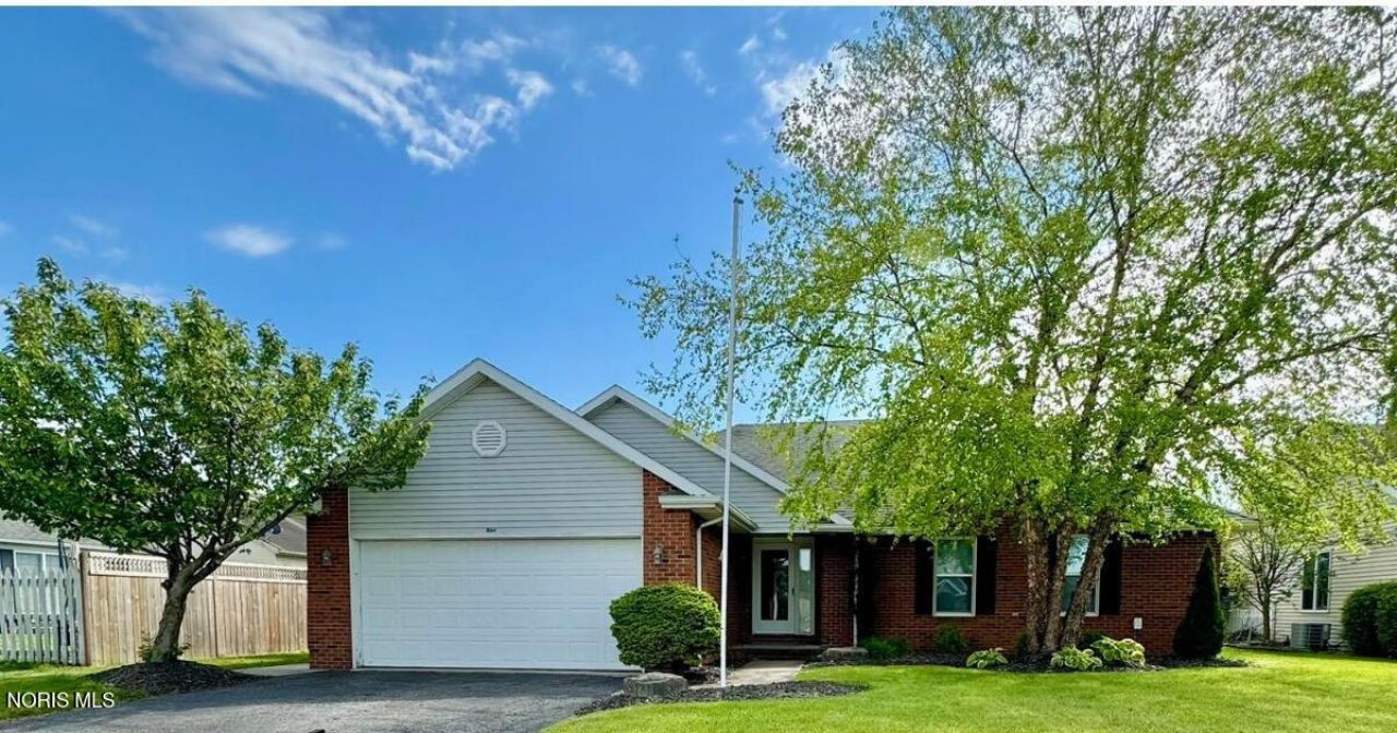 804 Hunters Creek Drive , Findlay, OH 45840 Main Photo