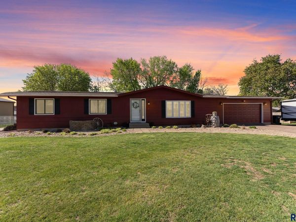 1821 E 34th St N N, Sioux Falls, SD 57104