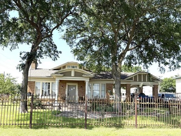406 Walnut Street , Forreston, TX 76041