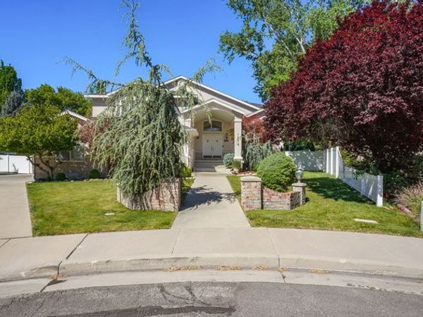 1576 E BRIDLEBROOK CIR S, Salt Lake City, UT 84117