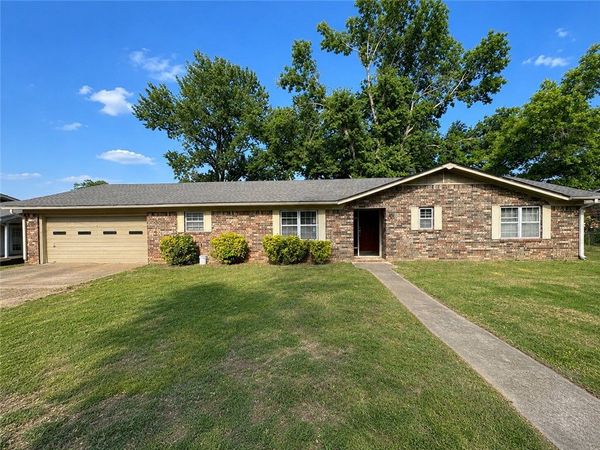 202 Meadow Place , Clarksville, AR 72830