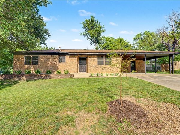 2040 N Lisa Lane, Fayetteville, AR 72703