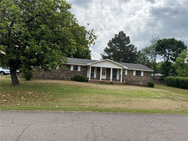 3104 N Frankfort Avenue , Russellville, AR 72802