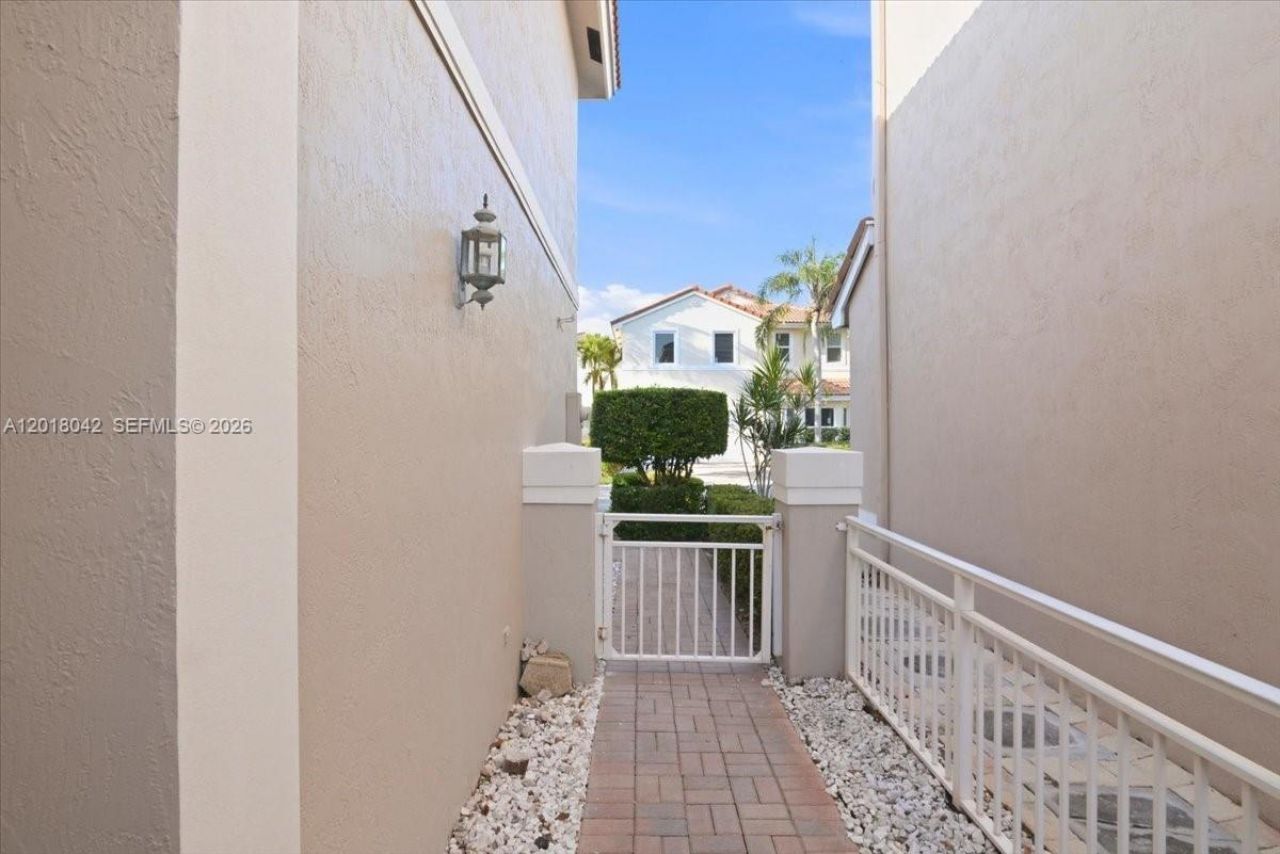 1135 Oysterwood St , Hollywood, FL 33019 Photo