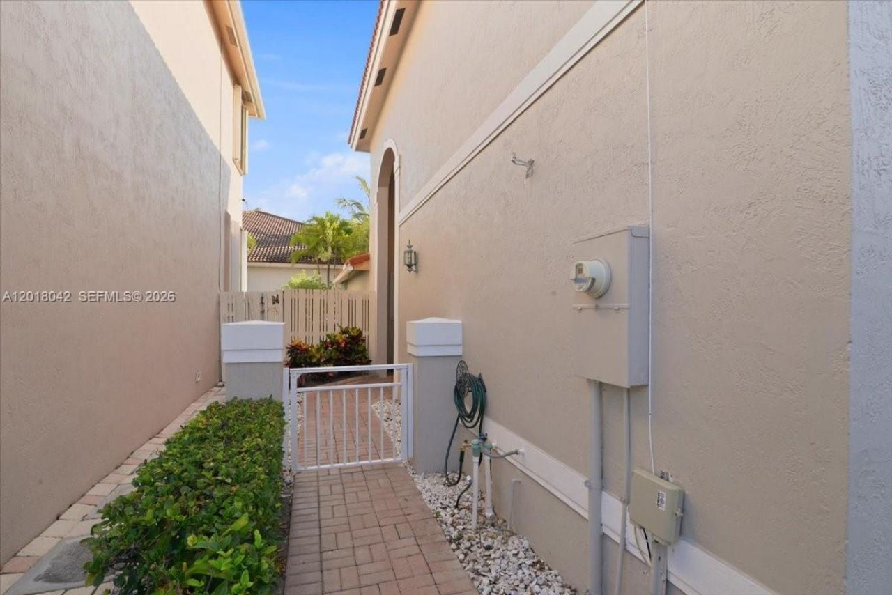 1135 Oysterwood St , Hollywood, FL 33019 Photo